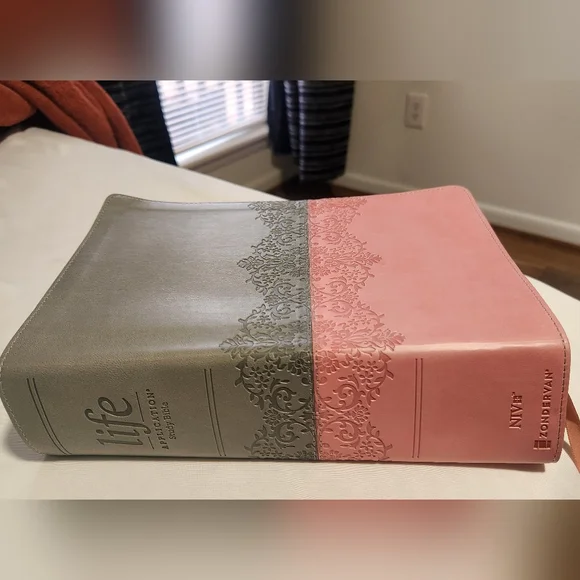 NIV Study Bible - Picture 1 of 2